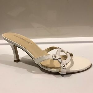Harve Benard White Sandal. Size: 7